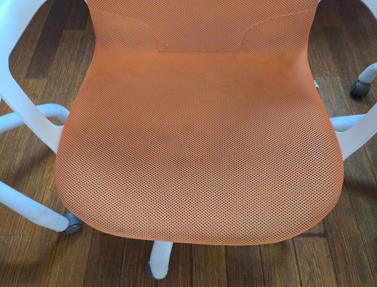 사무실 패브릭 의자 청소, 얼룩·먼지·냄새는 어떻게 관리할까? 현장 사진 2