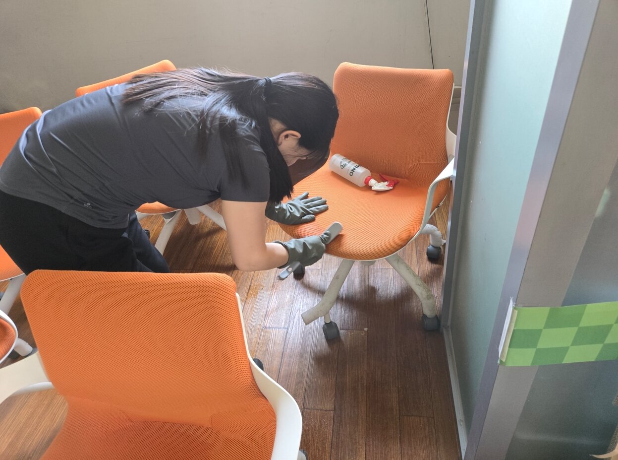 사무실 패브릭 의자 청소, 얼룩·먼지·냄새는 어떻게 관리할까? 현장 사진 4