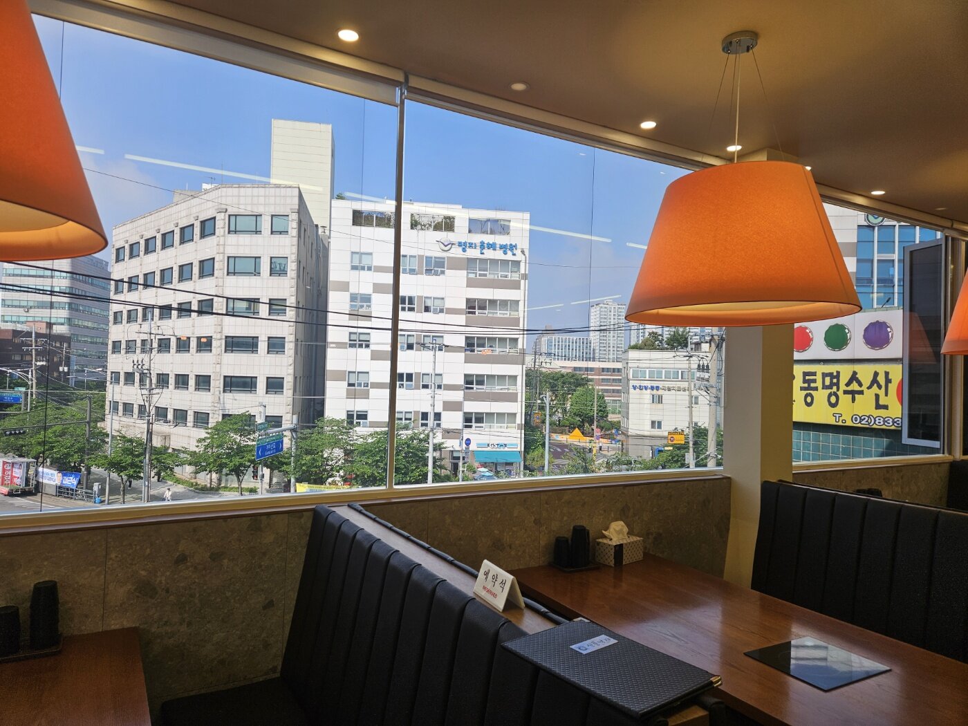 식당 유리창 청소, 대형 통창·유리 파티션·계단 난간을 어떻게 관리할까? 현장 사진 2