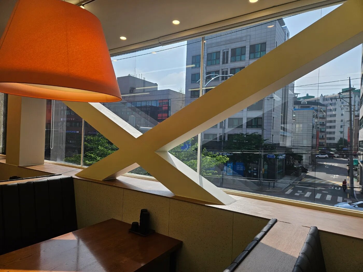 식당 유리창 청소, 대형 통창·유리 파티션·계단 난간을 어떻게 관리할까? 현장 사진 (청소 후)